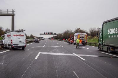 Neuhausen: Sprinter kracht auf A8 in LKW - Fahrer Schwerverletzt - Gafferunfaelle auf der Gegenfahrbahn